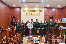 ຄະນະຜູ້ແທນກອງບັນຊາການທະຫານແຂວງ Mondulkiri ຢ້ຽມຢາມ, ອວຍພອນບຸນເຕັດທະຫານຊາຍແດນແຂວງດັກລັກ